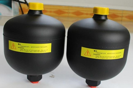 活塞式蓄能器操作時(shí)應(yīng)該需要注意幾點(diǎn)事項(xiàng)?