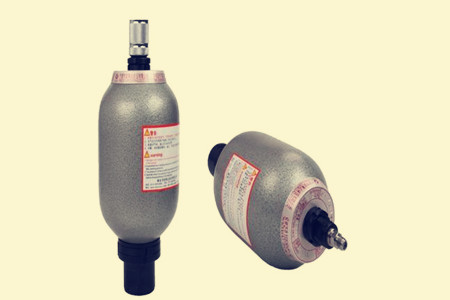 管路式蓄能器的工作原理、作用和操作方法